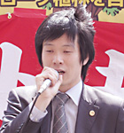 写真：弁護団を代表してあいさつ久保田弁護士