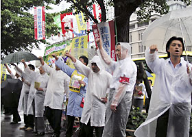写真：昼休み抗議行動　雨の中のシュプレヒコール（22日）