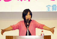 写真：講演する池田香代子さん