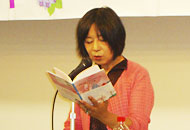 写真：講演する池田香代子さん