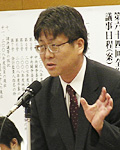 写真：運動方針を提起する吉田委員長