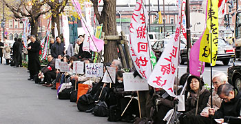 写真：東海日動本社前で待機をする参加者
