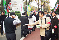 写真：東京高裁前宣伝行動