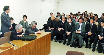 写真：審問後の報告集会であいさつする川田さん