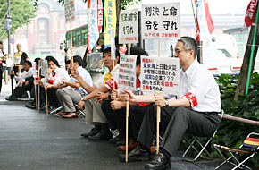 写真：東京海上日動本社前で抗議の座り込み