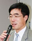 写真：報告集会で報告する加藤弁護士
