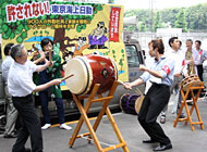 写真：参加者も太鼓を演奏　盛り上がる本社前