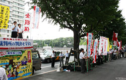 写真：東京海上日動本社前　整然と抗議行動