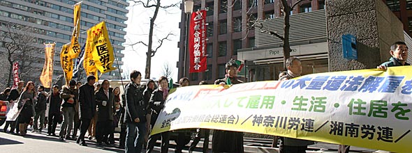 東京海上日動前を通過するデモ隊