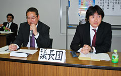 議長の斉藤さん（右）と田淵さん（左）