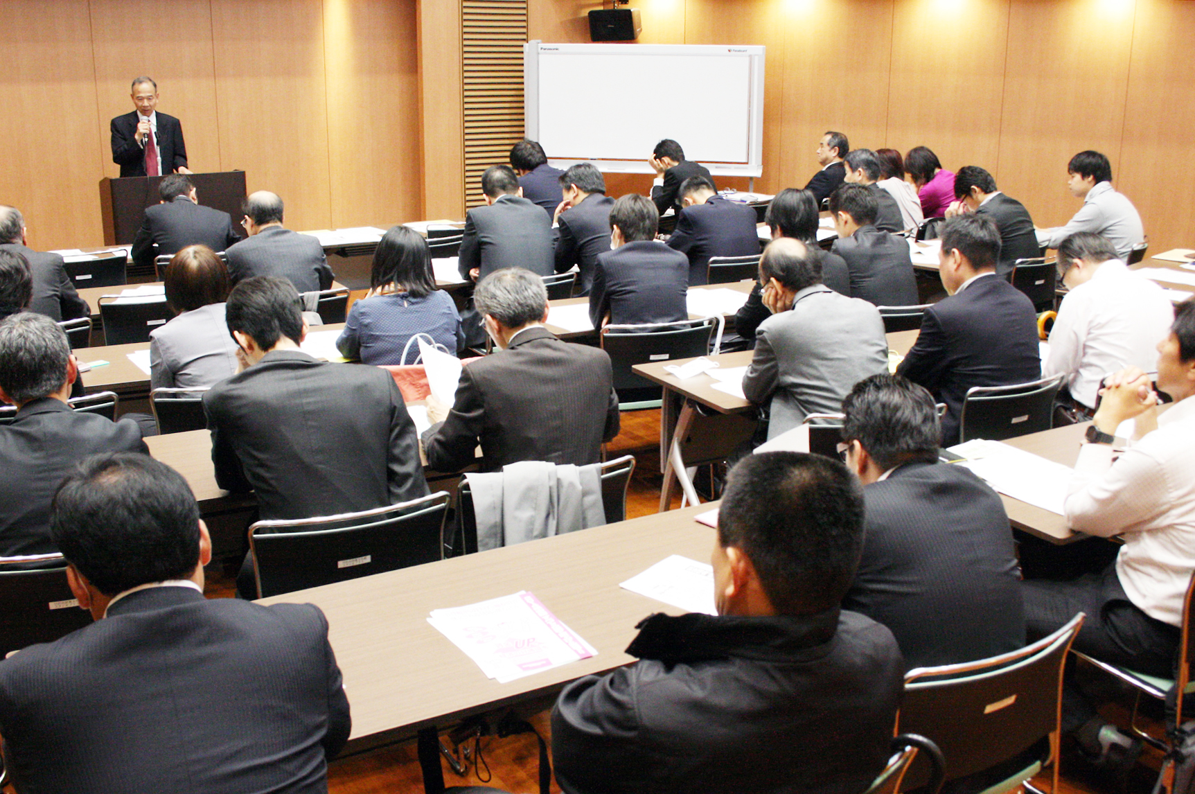 松井事務局長が情勢報告を行った意思統一集会