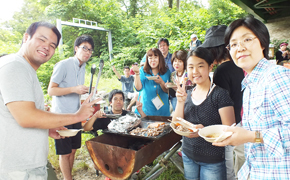 屋外での食事は最高