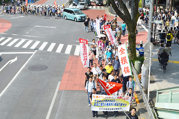 中闘を先頭にデモ行進（東京）