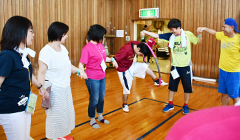 くぐってフラフープも大盛りあがり