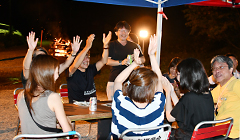 夜が更けるまで大盛りあがり、イェー！