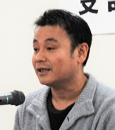 閉会あいさつの山本副委員長
